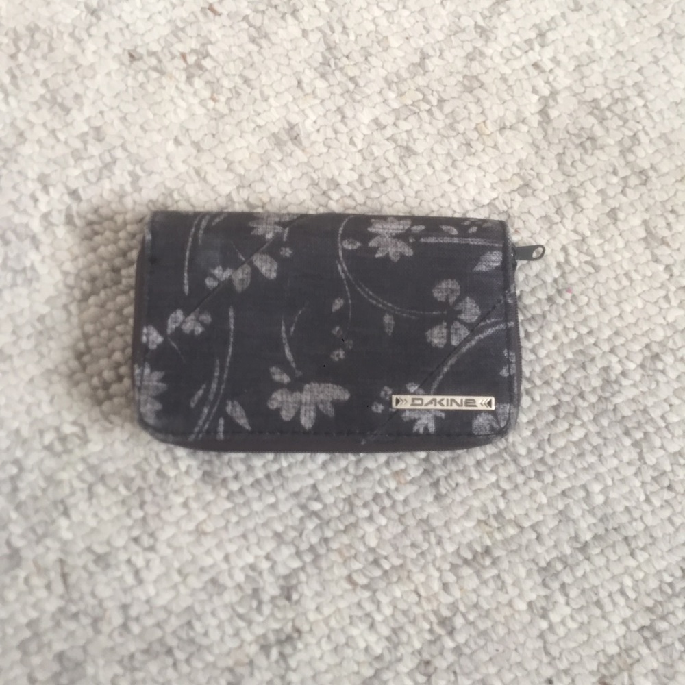 Closet CLEAROUT + Dakine Women’s Zip Wallet